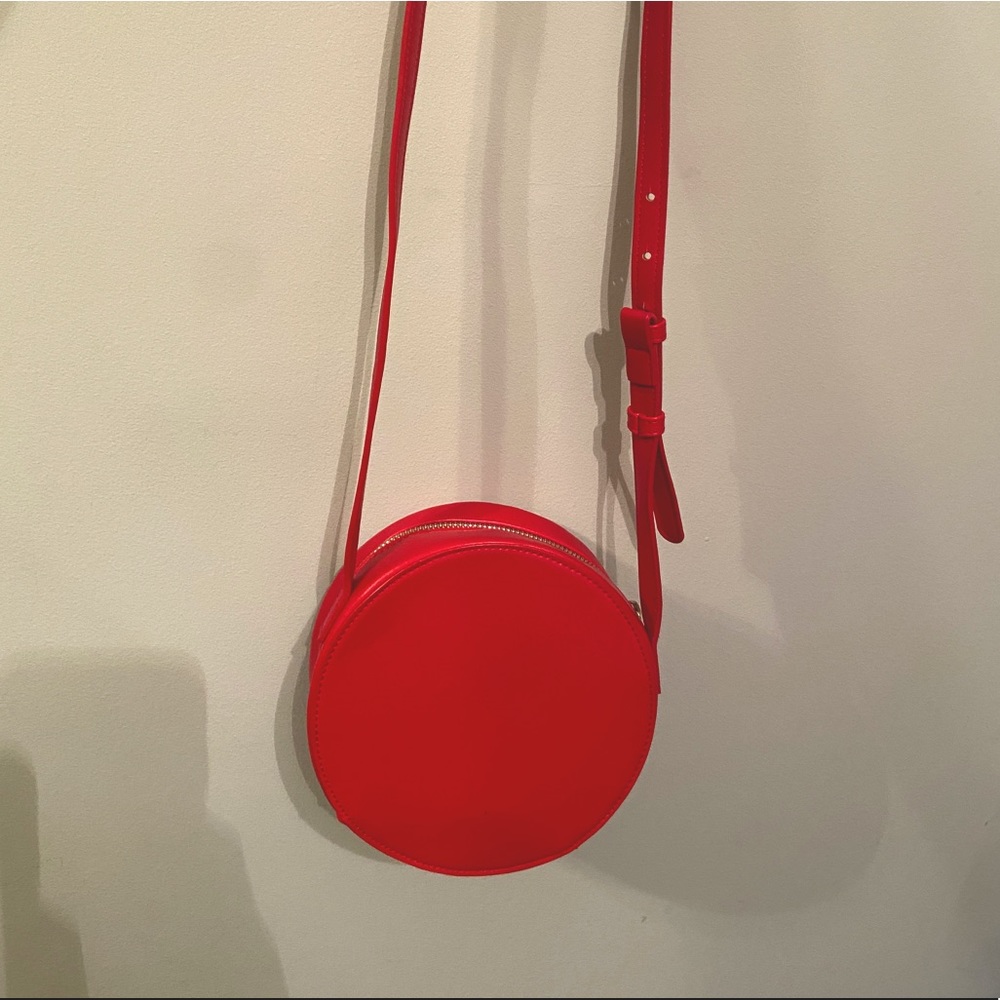 Round crossbody bag